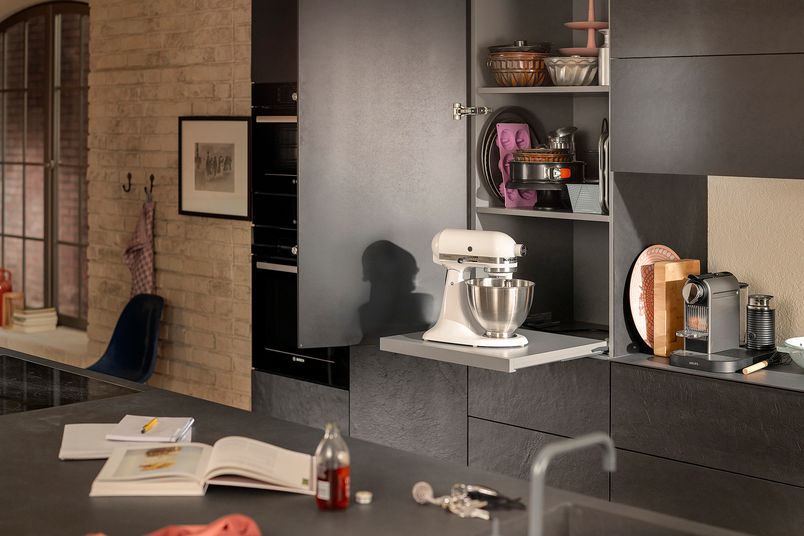 Blum’s practical lock-open stop for pull-out shelves is a discreet and space-saving solution.