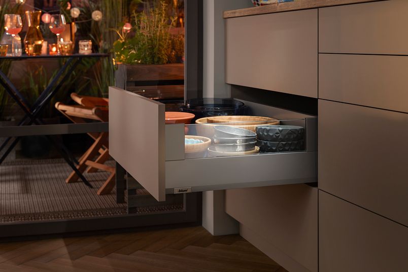 MERIVOBOX comes with Blum’s reliable soft-close BLUMOTION as standard.